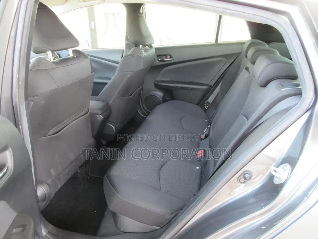 Toyota Prius L FWD 2020 Gray
