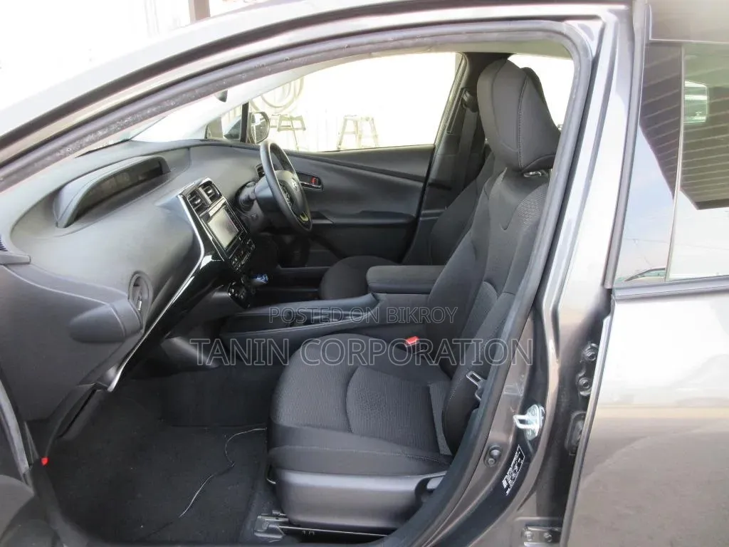 Toyota Prius L FWD 2020 Gray