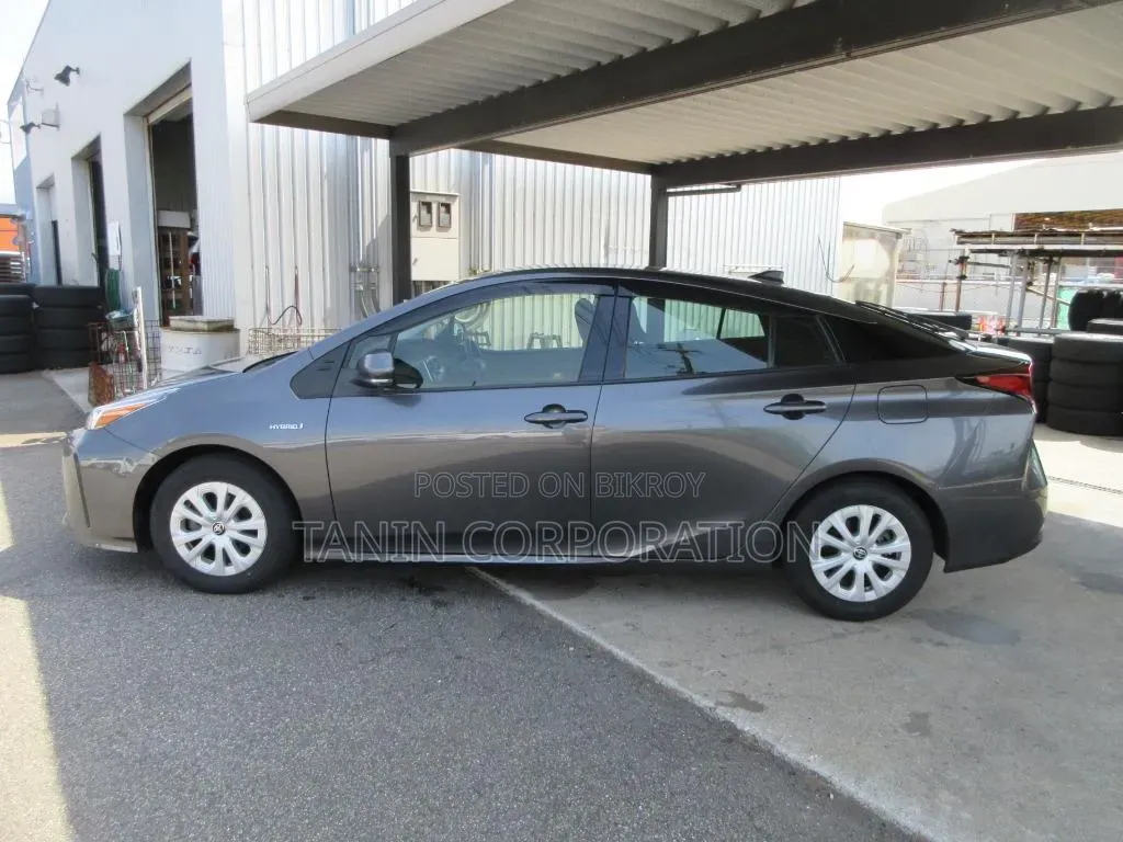Toyota Prius L FWD 2020 Gray