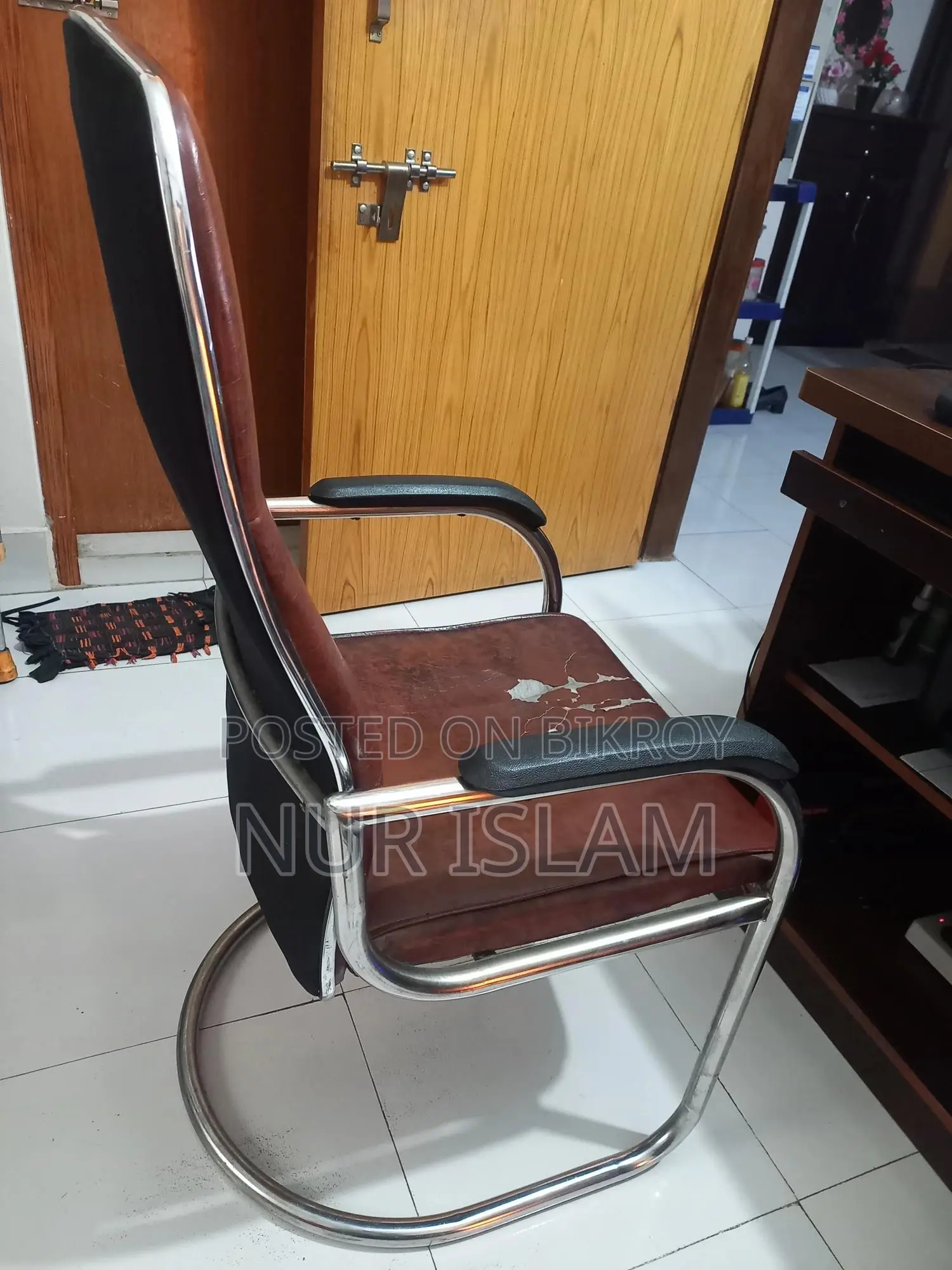Comfortable High-back Executive Chair (Steel Frame, S-shape Base)