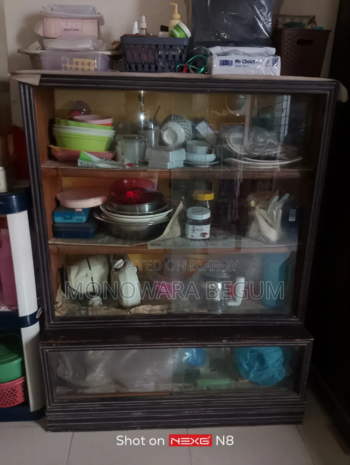 সম্পূর্ণ কাঠের একটি শোকেস