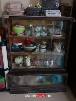সম্পূর্ণ কাঠের একটি শোকেস
