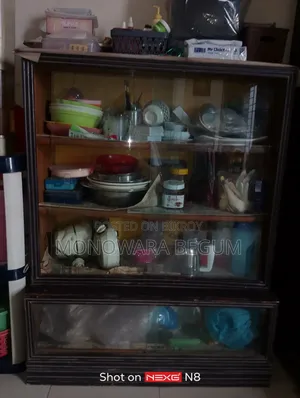 সম্পূর্ণ কাঠের একটি শোকেস