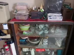 সম্পূর্ণ কাঠের একটি শোকেস