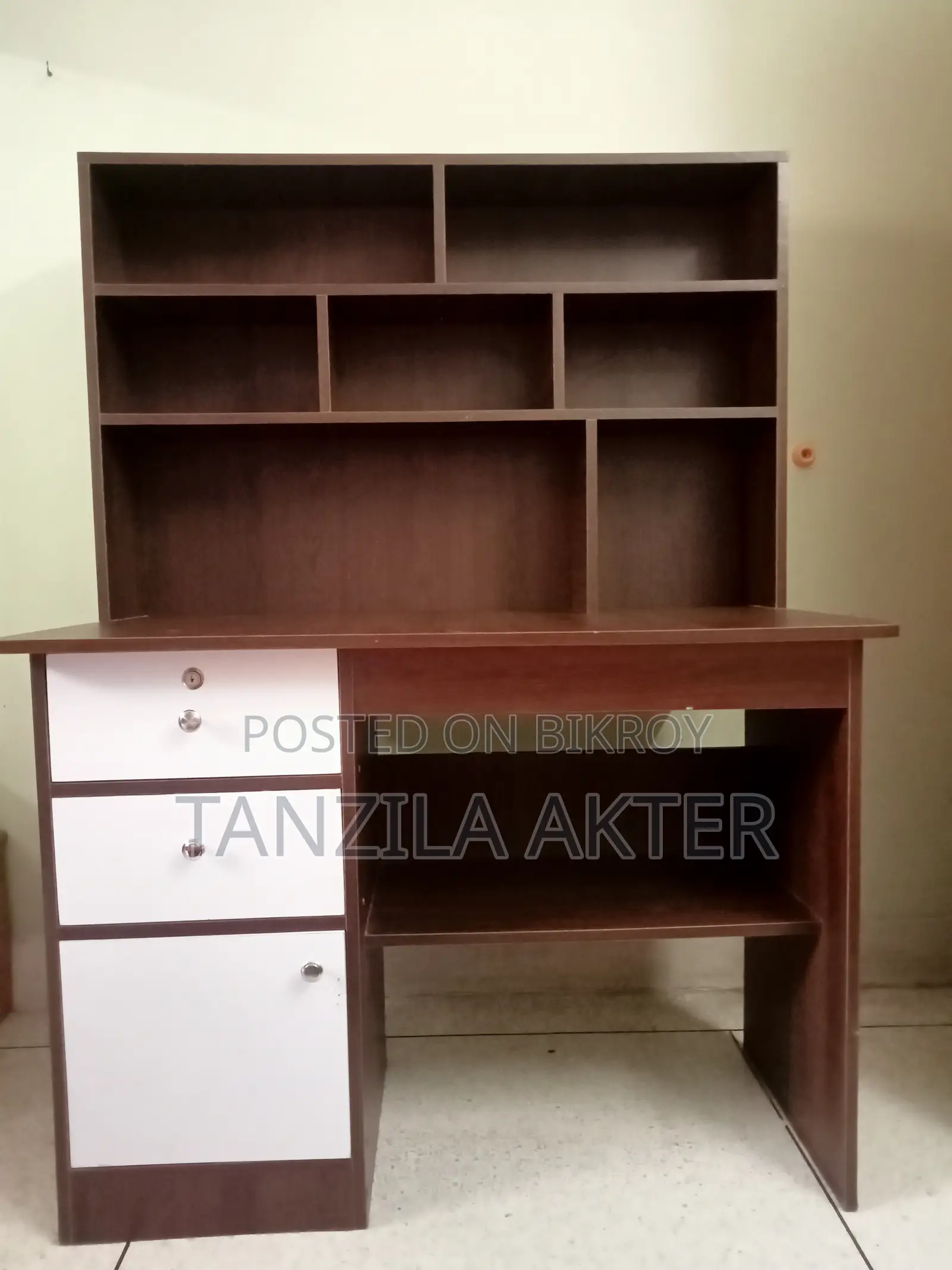 Excellent Condition Reading Table With Bookshelf