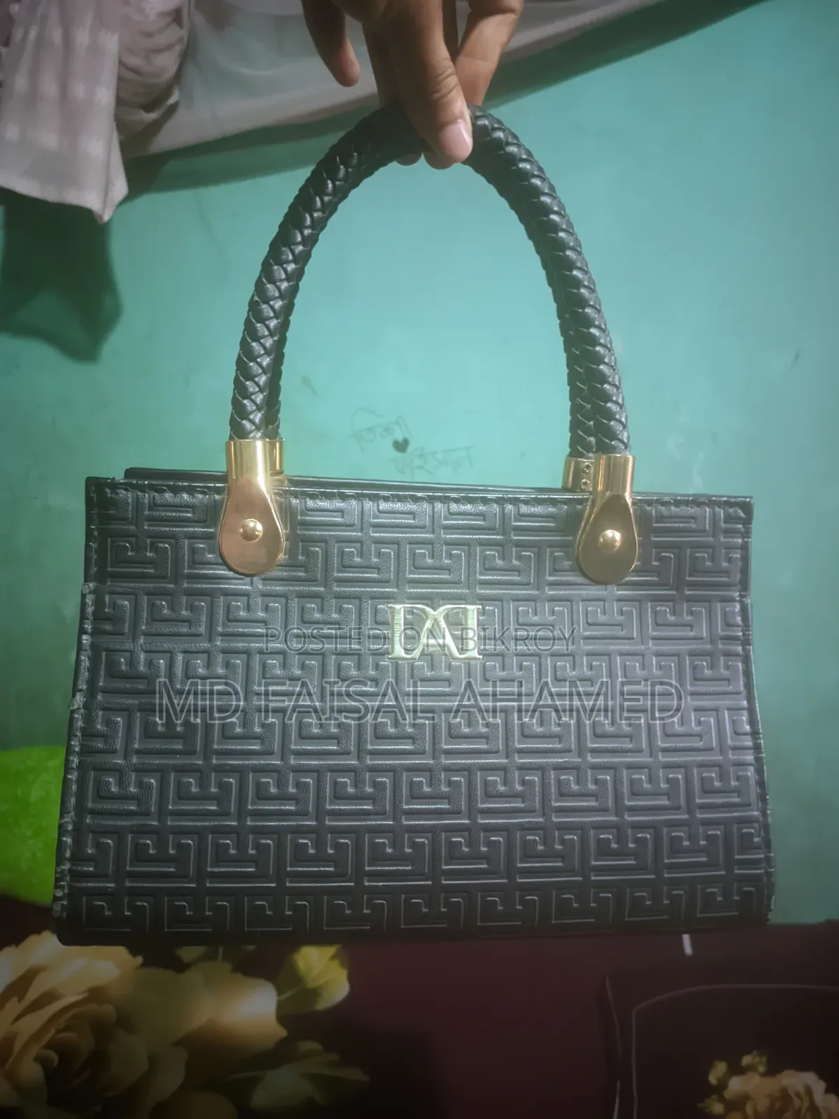 পার্স ব্যাগ বিক্রয় করা হবে।