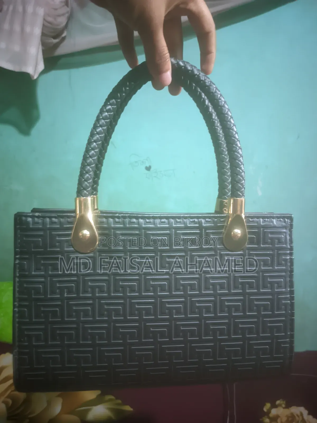 পার্স ব্যাগ বিক্রয় করা হবে।