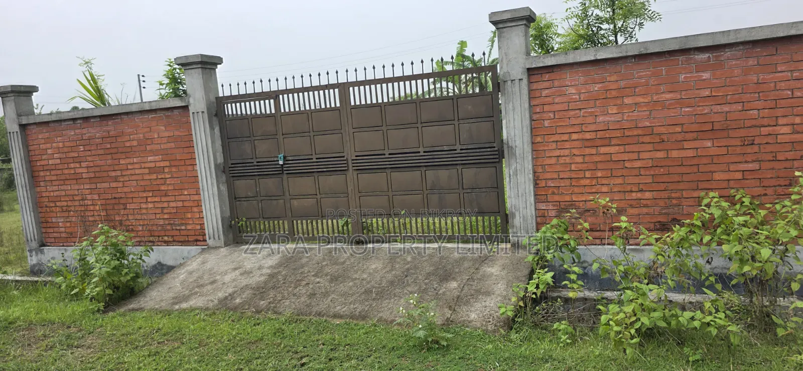 East-facing on 54 ft road in Sector 17.