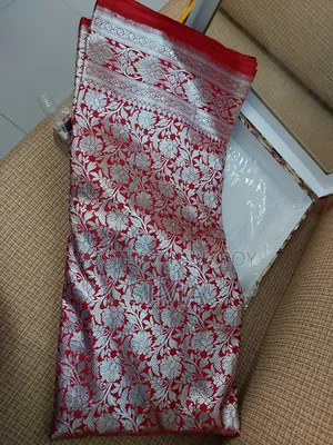 মারুন কাতান শাড়ি (বক্সসহ) – একদম নতুনের মতো