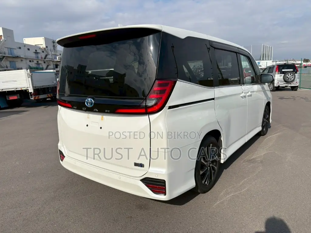 Toyota Noah 2022 White
