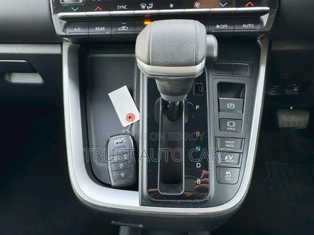 Toyota Noah 2022 White