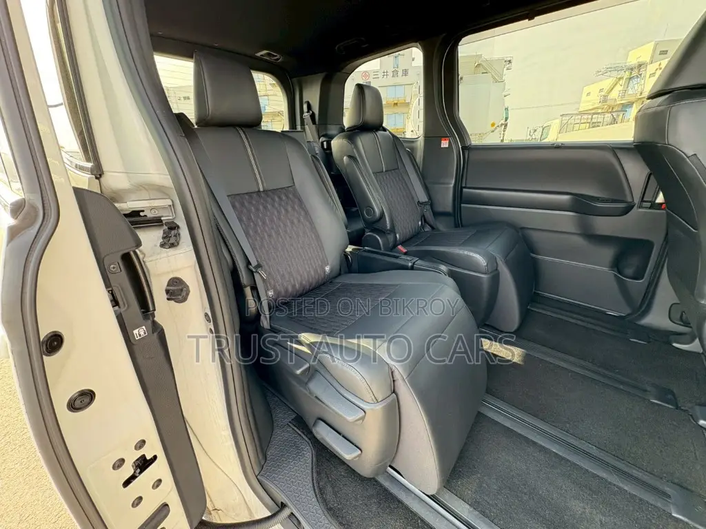 Toyota Noah 2022 White