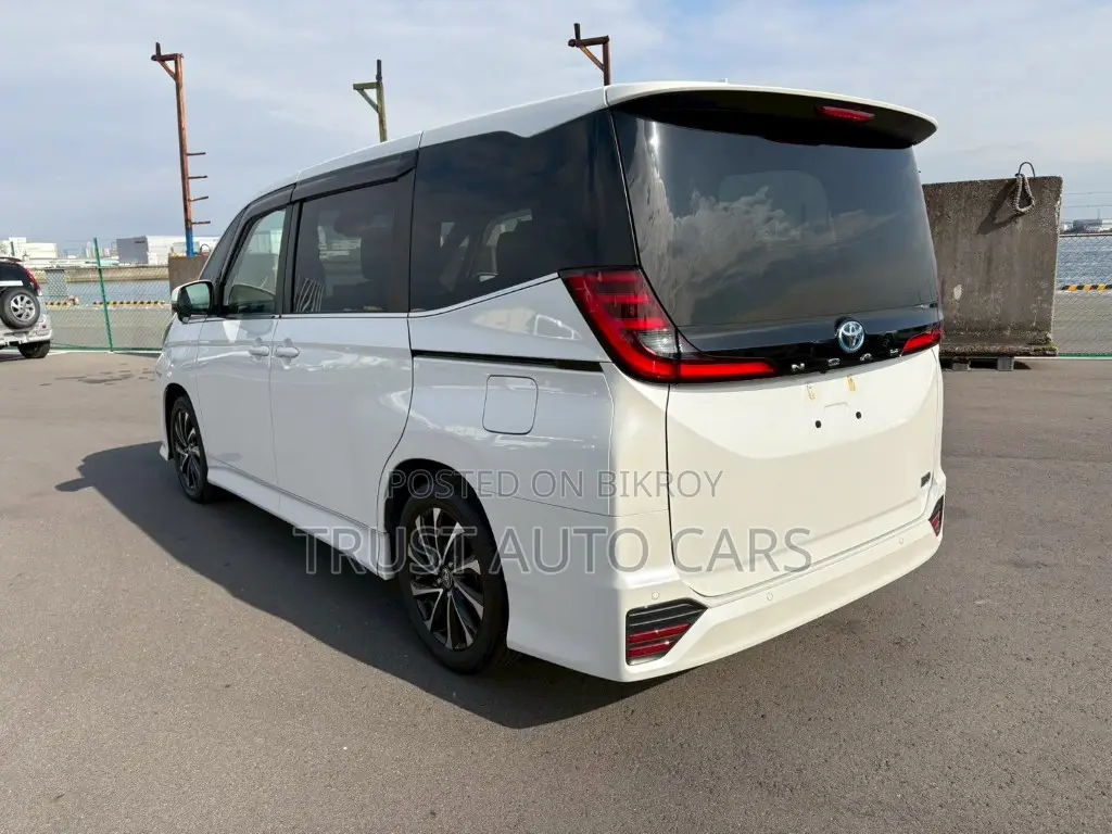 Toyota Noah 2022 White