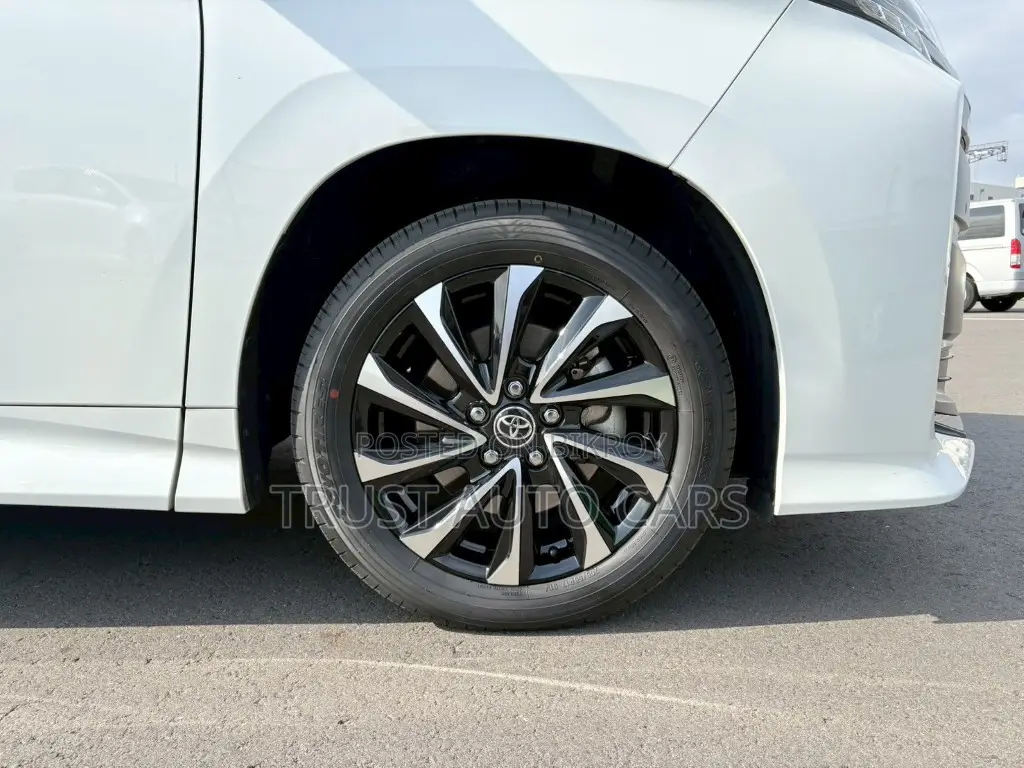 Toyota Noah 2022 White