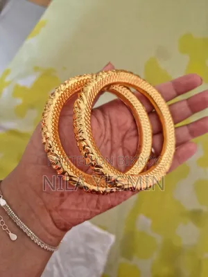 Ruli Bala Gold Polish