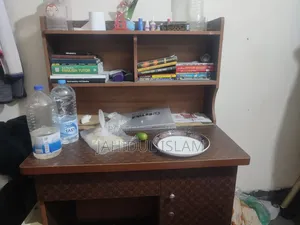 এই টেবিল আর ওয়ার ড্রোব টা বিক্রি করা হবে