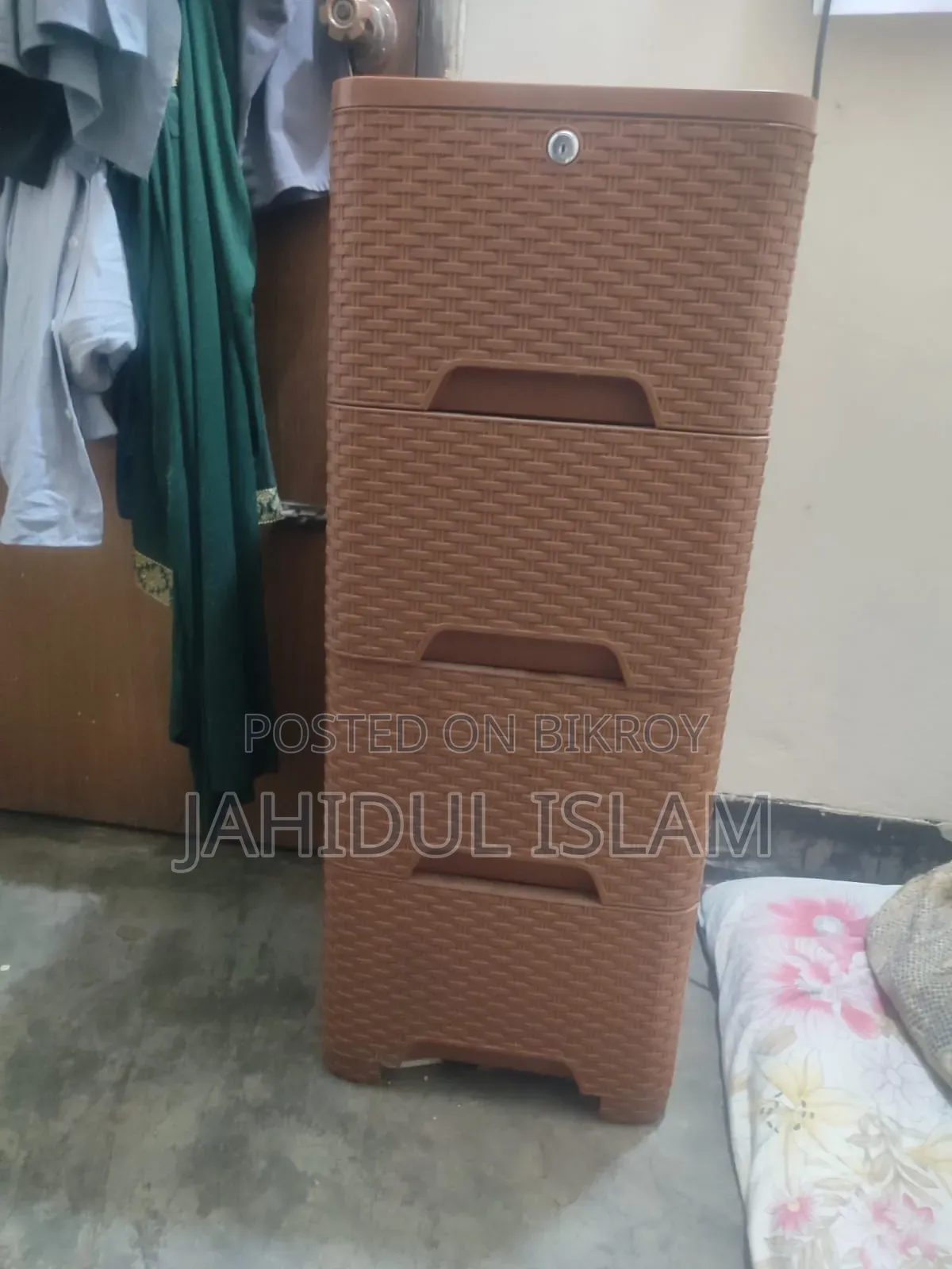 এই টেবিল আর ওয়ার ড্রোব টা বিক্রি করা হবে