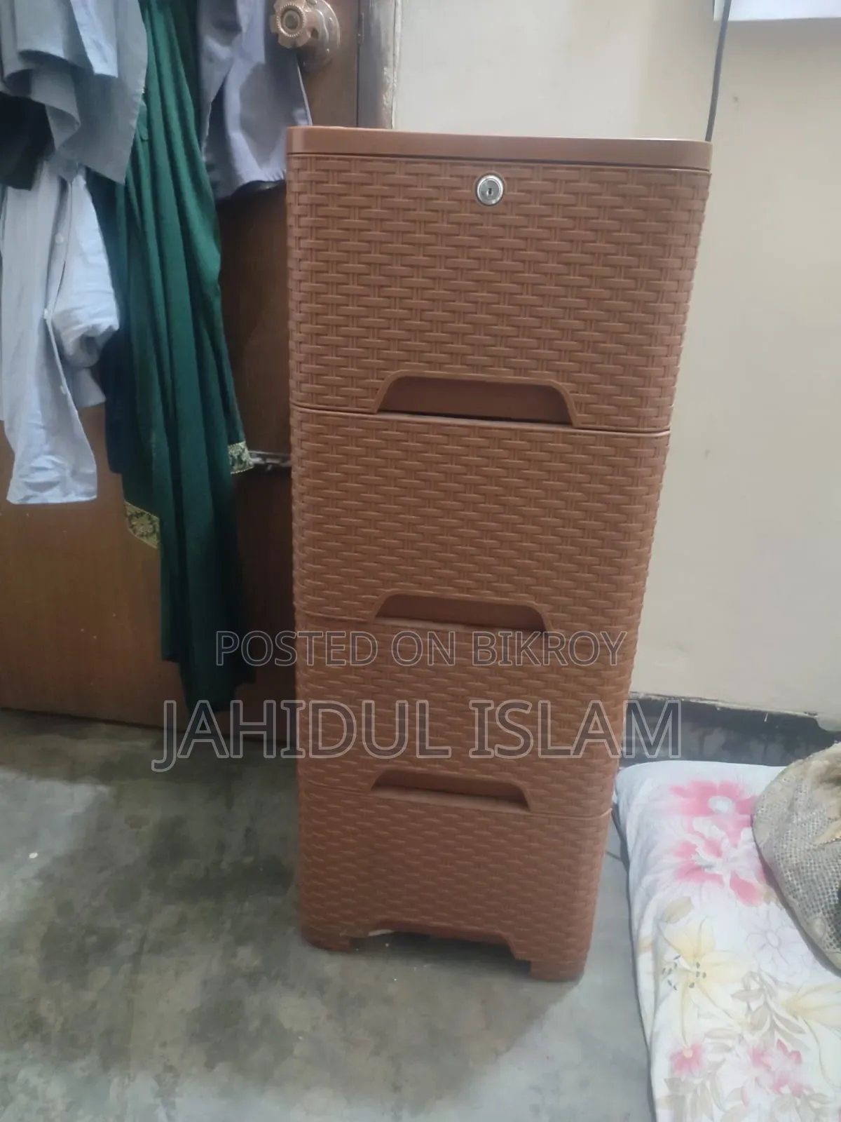এই টেবিল আর ওয়ার ড্রোব টা বিক্রি করা হবে