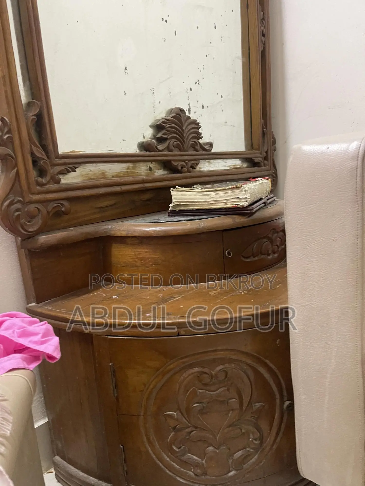 Wooden Dressing Table With Mirror – Classic Design