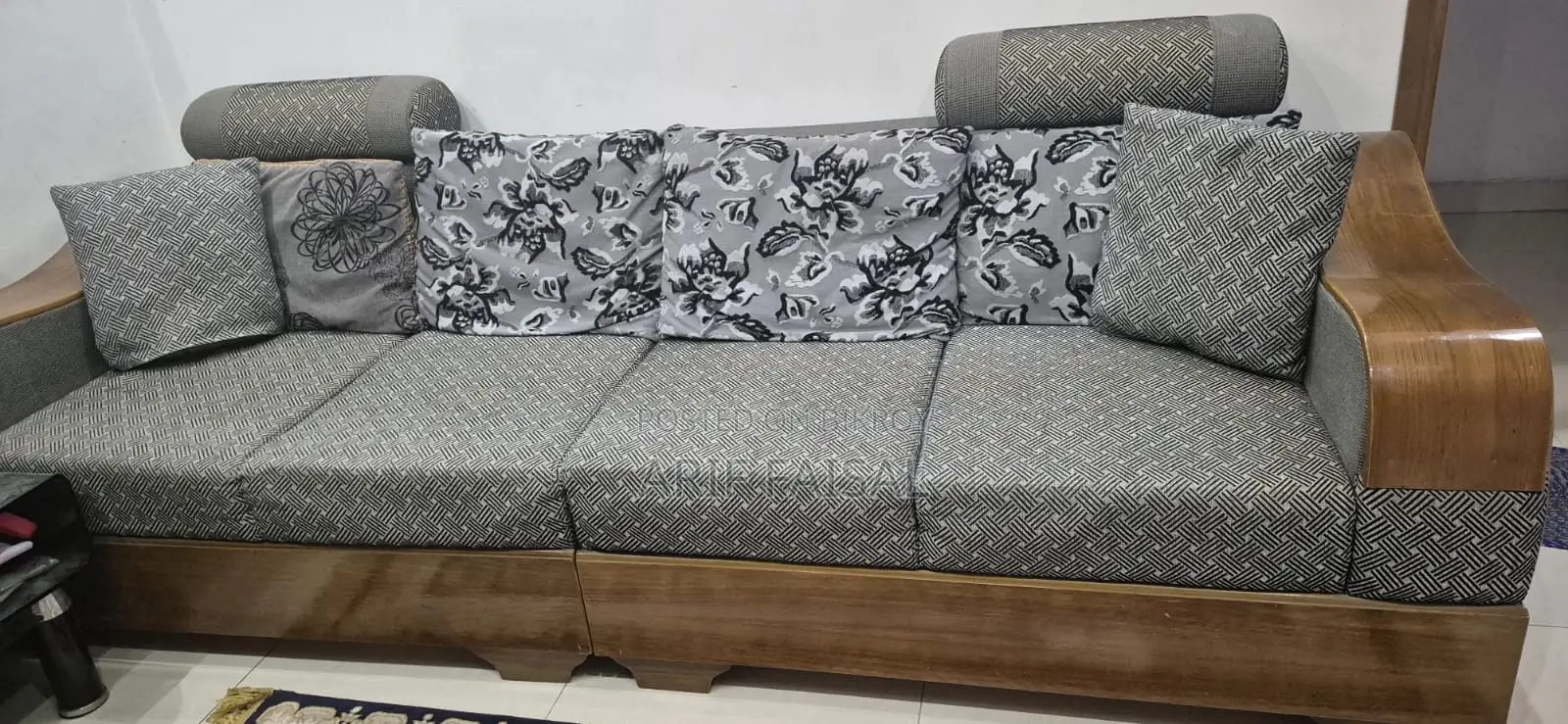 Four Seated Sofa Set With 4 Big Pillow 2 Small Pillow