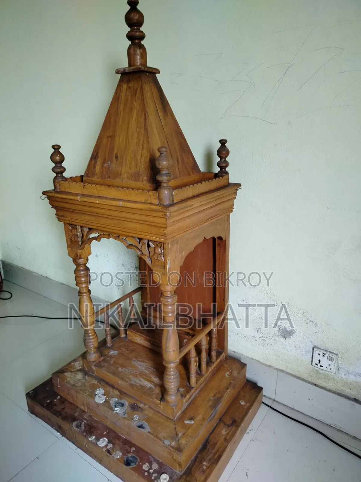 Wooden Throne for Deities for Urgent Sale