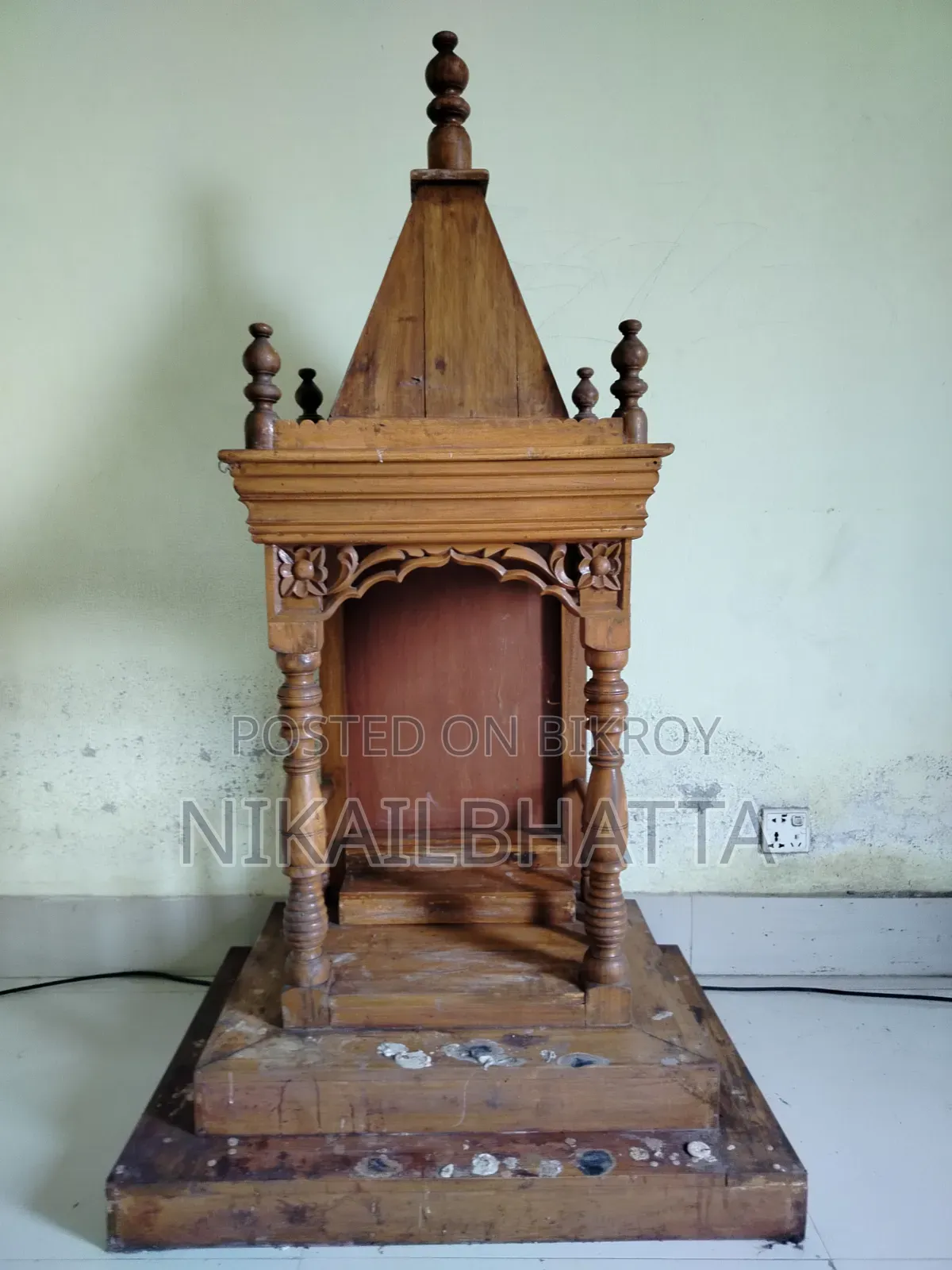 Wooden Throne for Deities for Urgent Sale