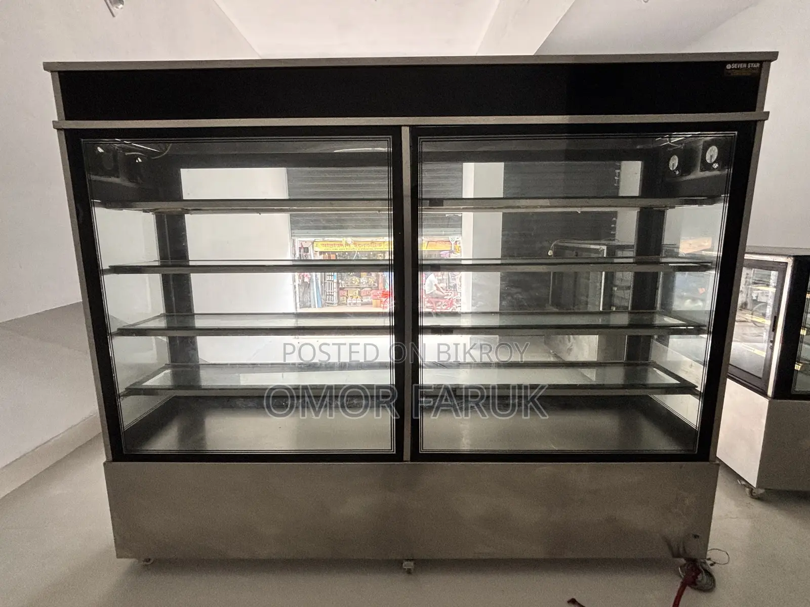 One large showcase for keeping dishes