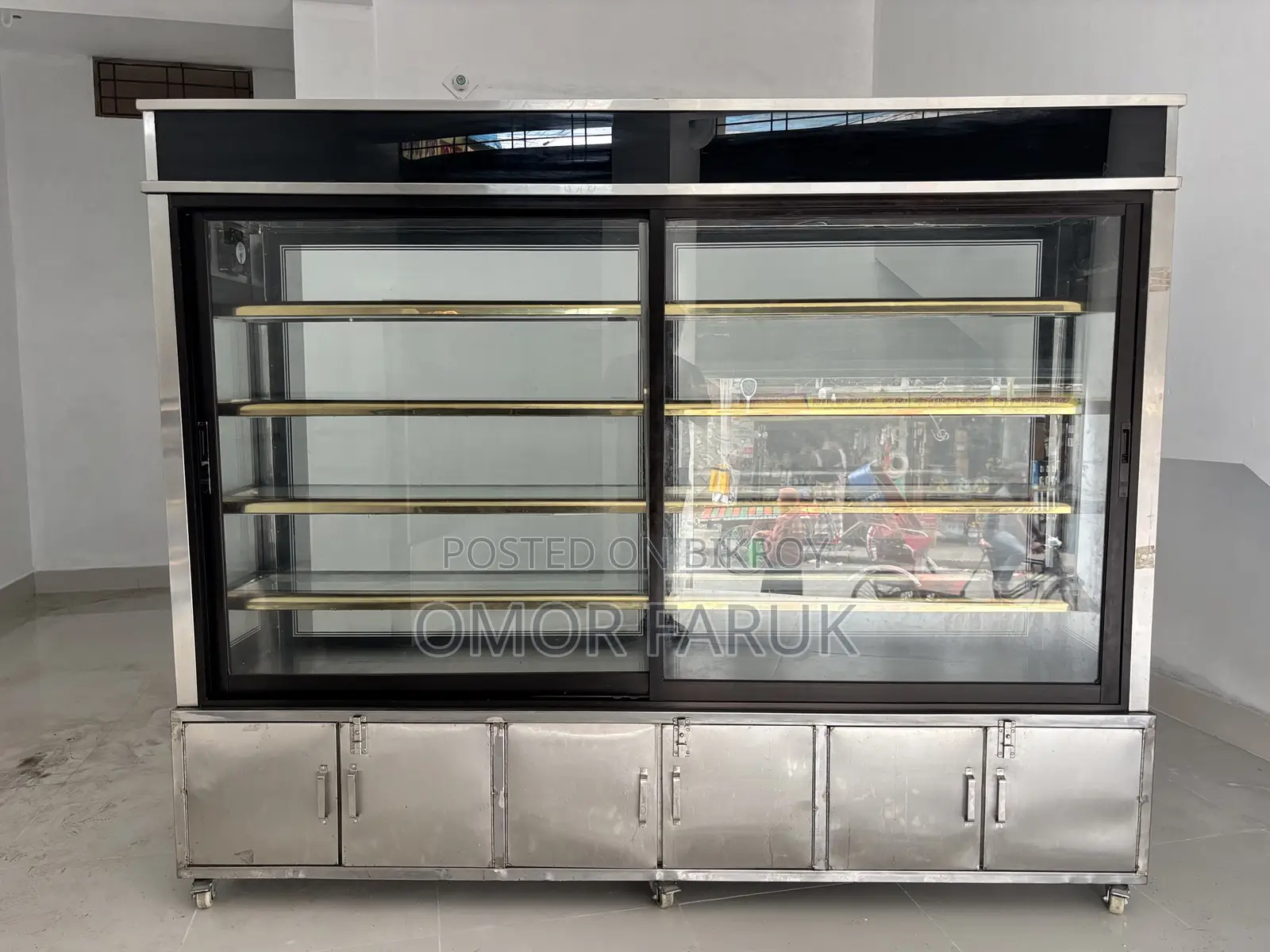 One large showcase for keeping dishes
