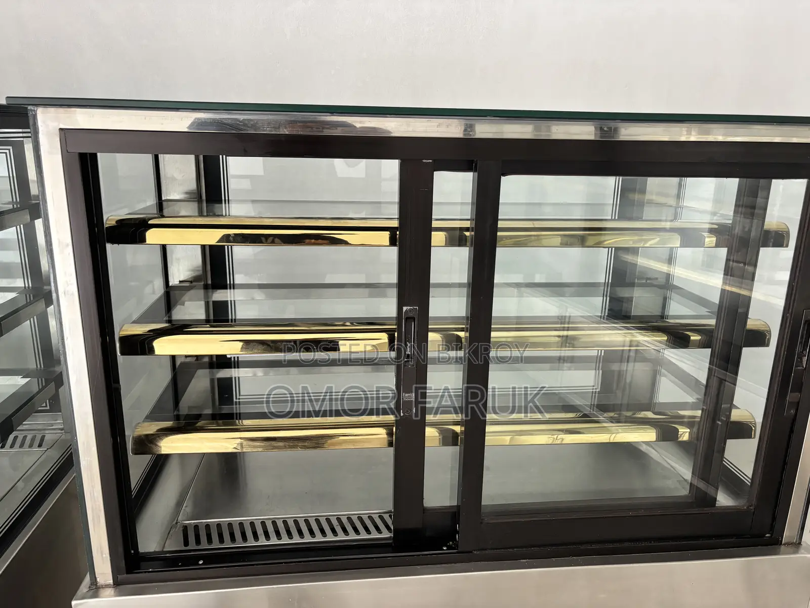 One large showcase for keeping dishes