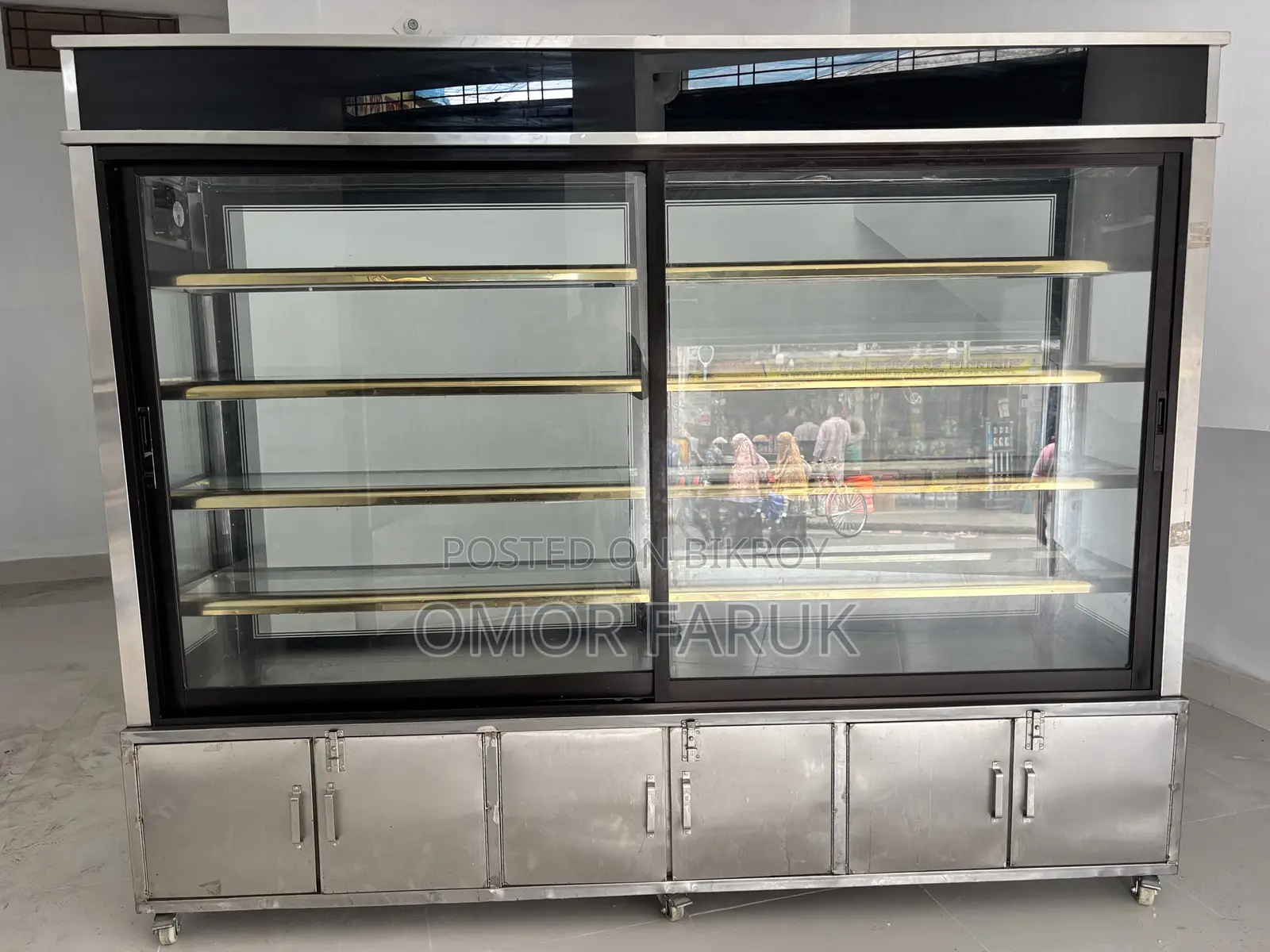 One large showcase for keeping dishes