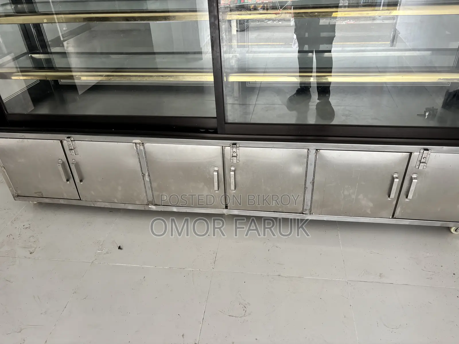 One large showcase for keeping dishes