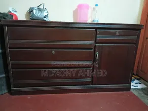 একটি গাছের ওভার ড্রপ বিক্রয় হবে ডিপ চকলেট কালার এটির উচ্চতা দুই ফুট।