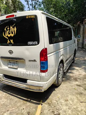 Toyota HiAce 2005 White