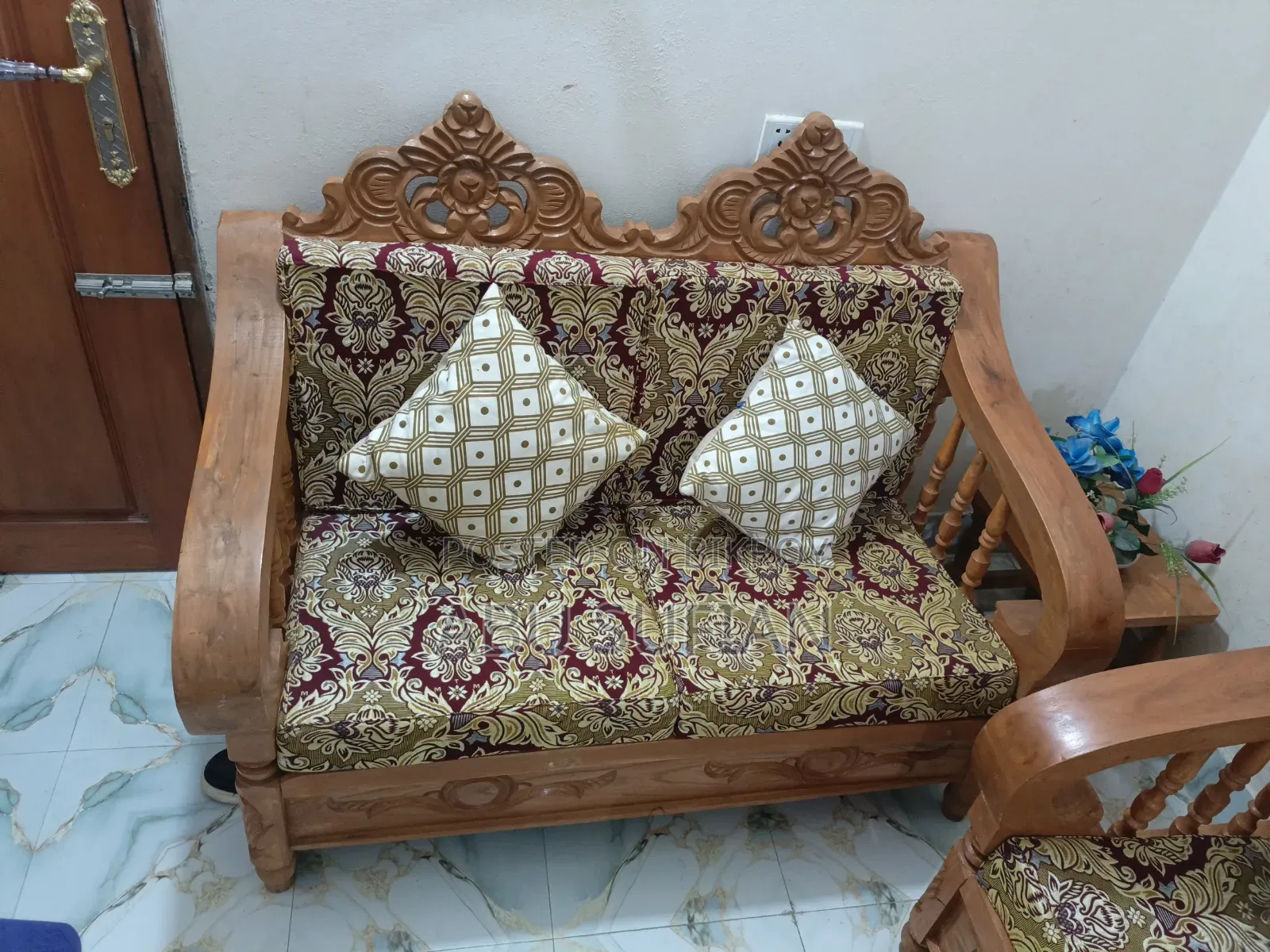 ডাইনিং টেবিল ও সোফা সেট বিক্রি