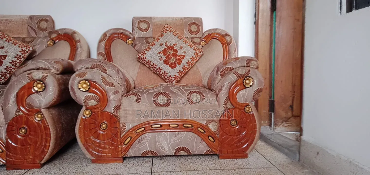 সোফা সেট বিক্রয় করা হবে। একদম ফ্রেশ। জরুরী বিক্রয় করতে চাচ্ছি