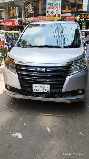 Toyota Noah 2.0 FWD (8 Seater) 2014 Silver