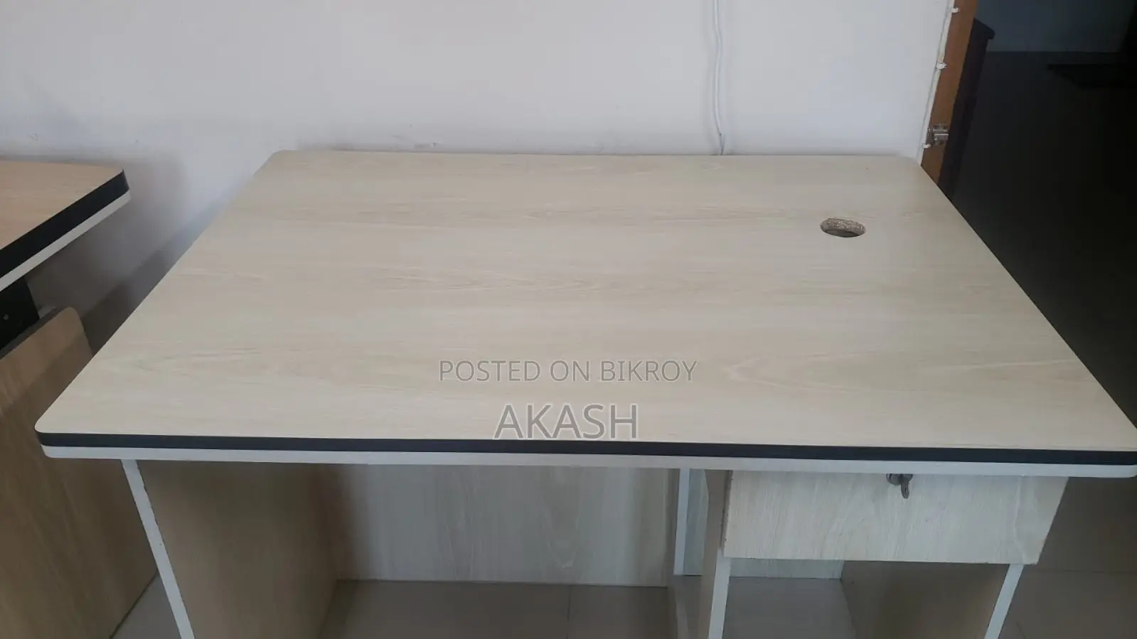 ডেস্কটপ কম্পিউটার টেবিল