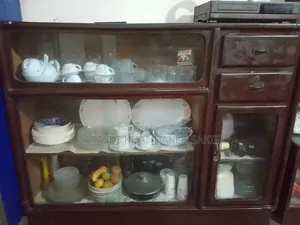 একটি পুরান শোকেস