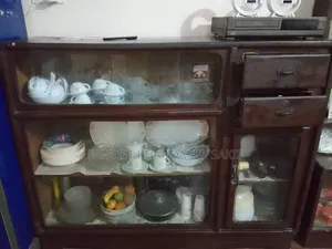 একটি পুরান শোকেস