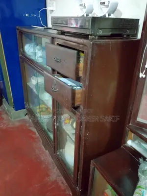 একটি পুরান শোকেস