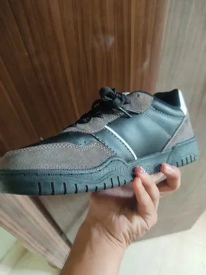 Sneakers for Sale. Size: 43.