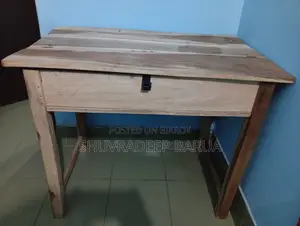 একটি কাঠের পড়ার টেবিল বিক্রয় হবে