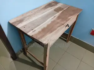 একটি কাঠের পড়ার টেবিল বিক্রয় হবে