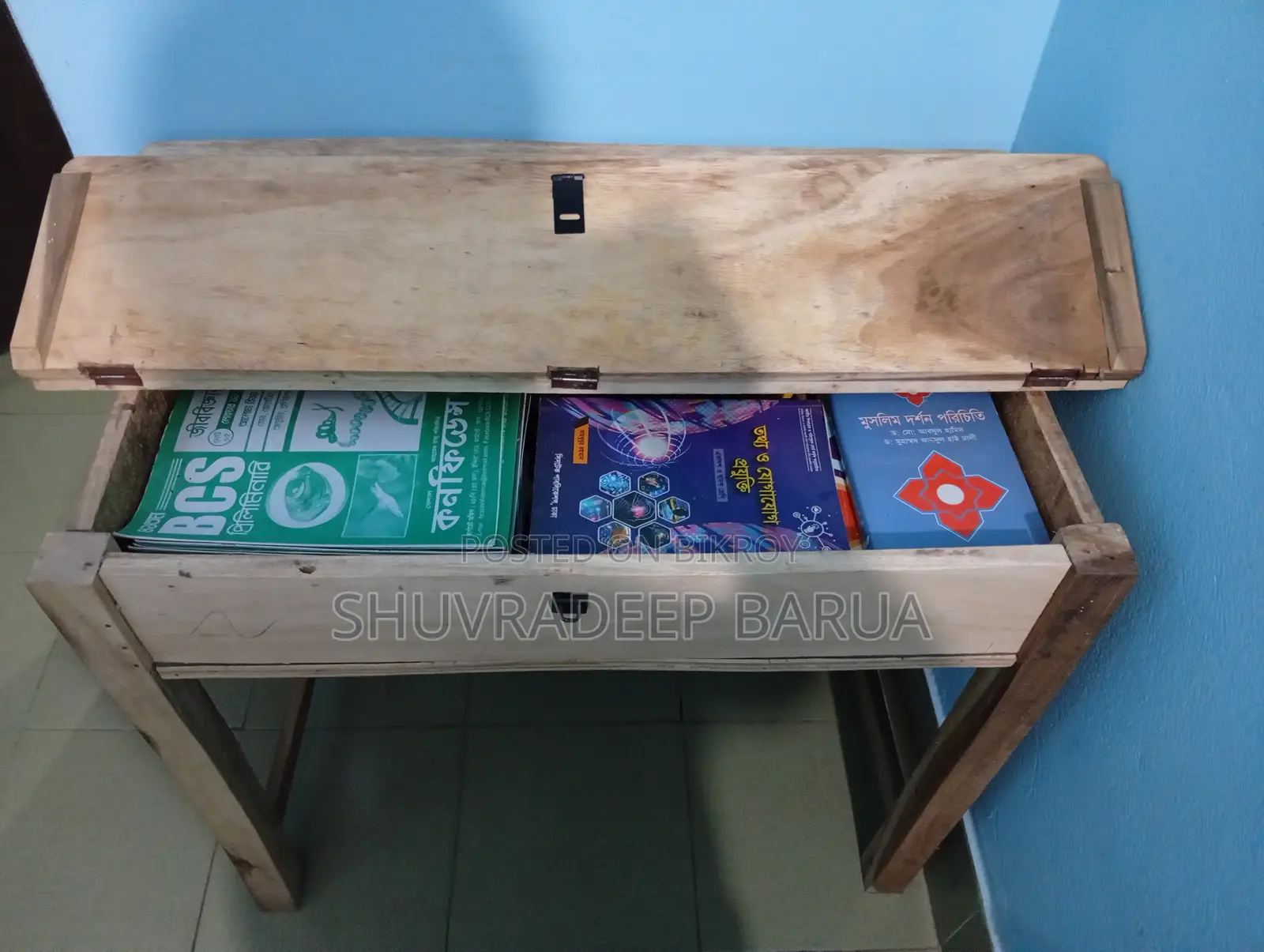 একটি কাঠের পড়ার টেবিল বিক্রয় হবে
