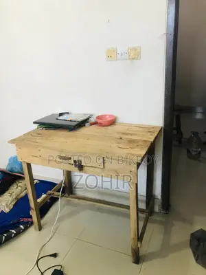টেবিলটির সম্পূর্ণ ভালো আছে