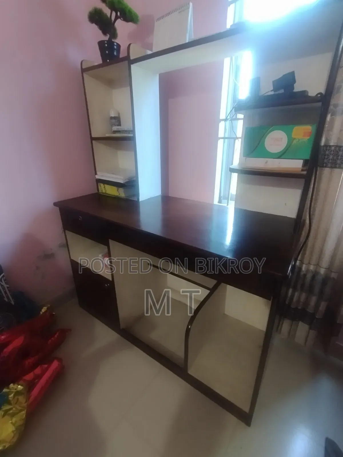 কম্পিউটার ও পড়ার টেবিল একসাথে