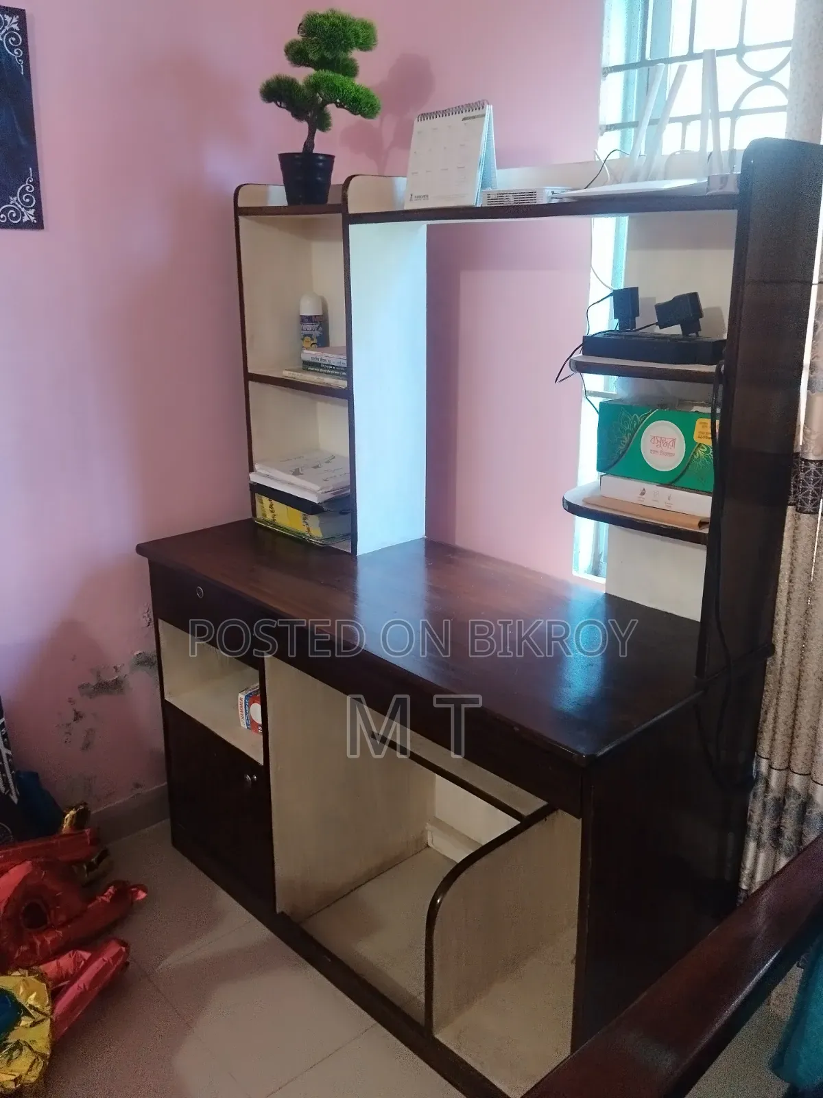 কম্পিউটার ও পড়ার টেবিল একসাথে