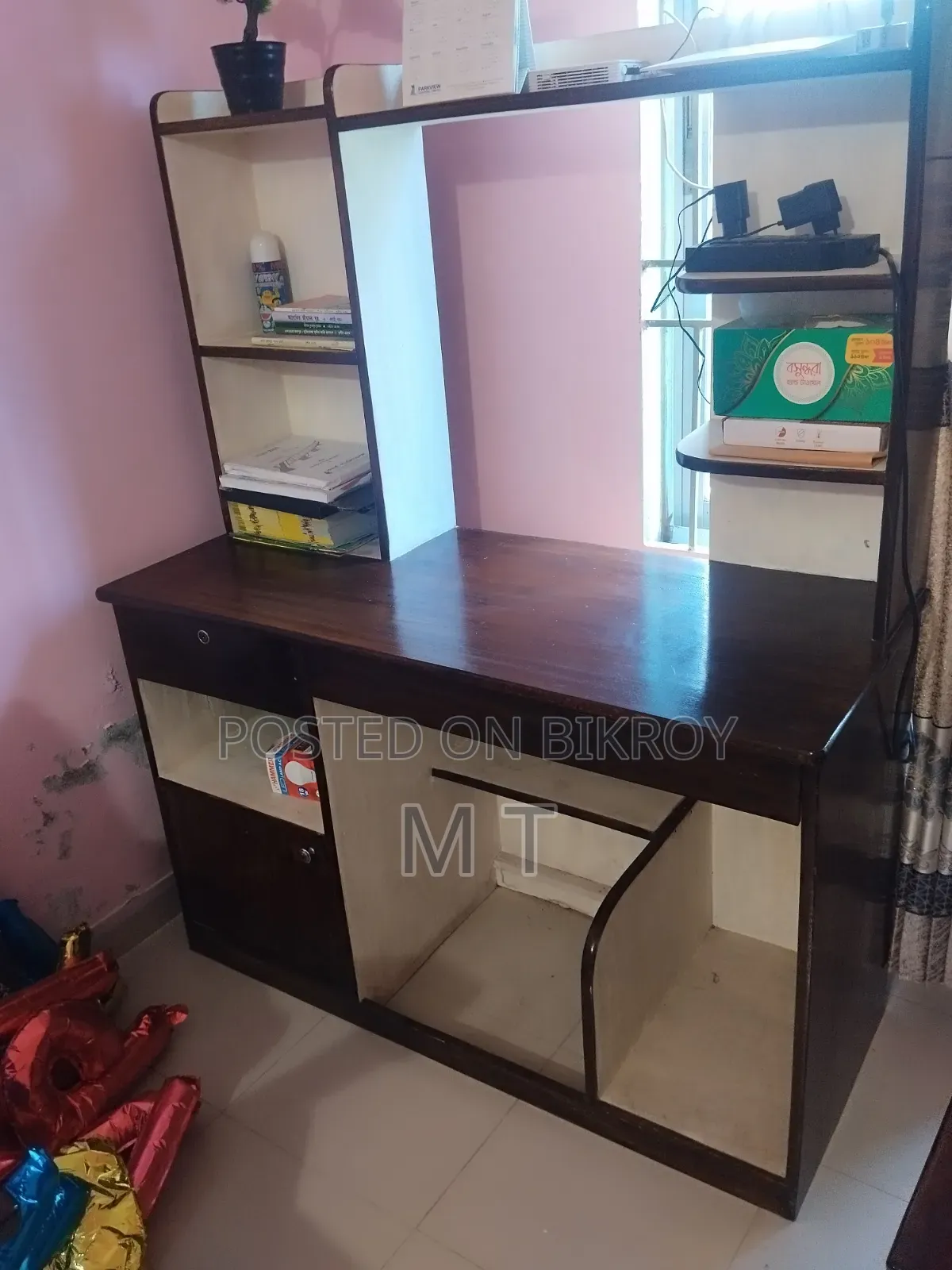 কম্পিউটার ও পড়ার টেবিল একসাথে