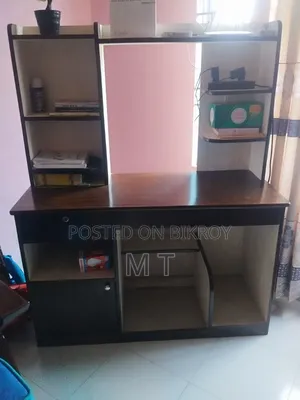 কম্পিউটার ও পড়ার টেবিল একসাথে