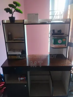 কম্পিউটার ও পড়ার টেবিল একসাথে
